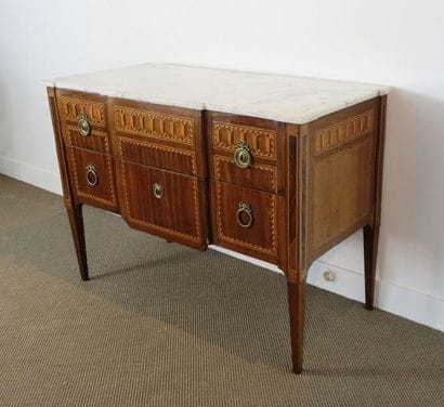 Commode en placage de satiné, filets de bois...