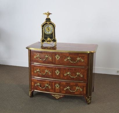 Commode en marqueterie de palissandre. Légèrement...