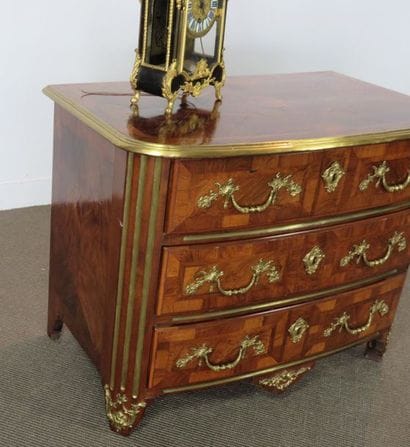 Commode en marqueterie de palissandre. Légèrement...