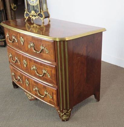 Commode en marqueterie de palissandre. Légèrement...