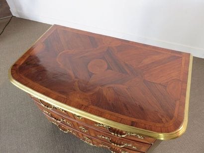 Commode en marqueterie de palissandre. Légèrement...