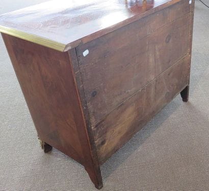 Commode en marqueterie de palissandre. Légèrement...