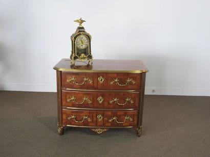 Commode en marqueterie de palissandre. Légèrement...