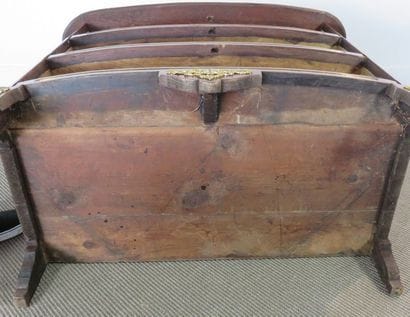 Commode en marqueterie de palissandre. Légèrement...