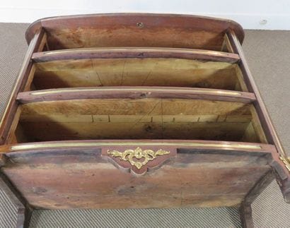 Commode en marqueterie de palissandre. Légèrement...