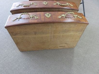 Commode en marqueterie de palissandre. Légèrement...