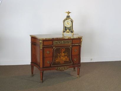 Commode en placage d'acajou, filets de bois...