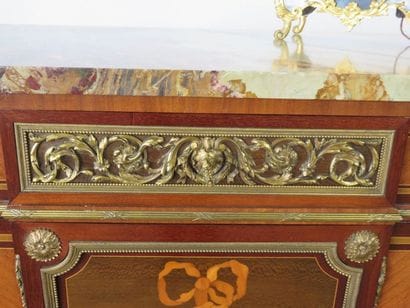 Commode en placage d'acajou, filets de bois...