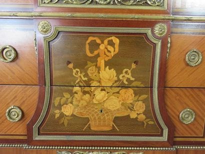 Commode en placage d'acajou, filets de bois...