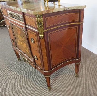 Commode en placage d'acajou, filets de bois...