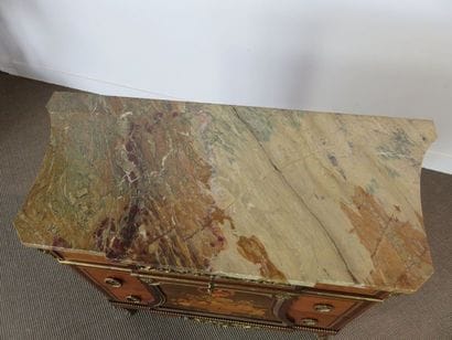 Commode en placage d'acajou, filets de bois...