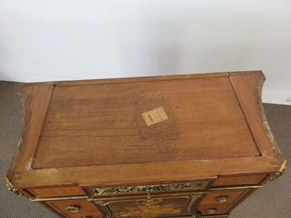 Commode en placage d'acajou, filets de bois...