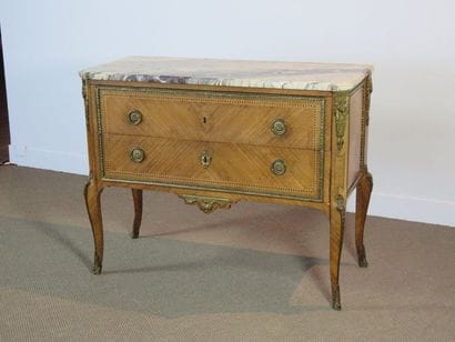 Commode en placage en feuillage d'acajou...