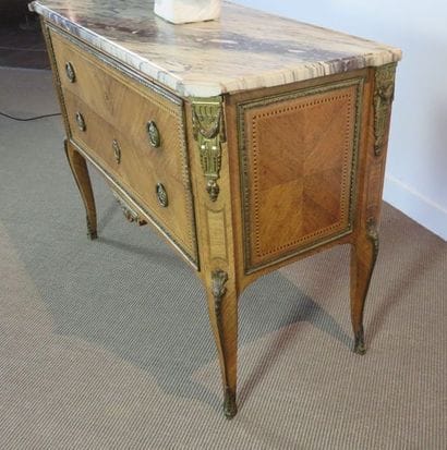 Commode en placage en feuillage d'acajou...