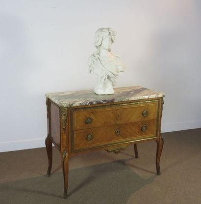 Commode en placage en feuillage d'acajou...