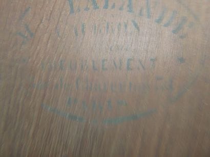 Commode en placage en feuillage d'acajou...
