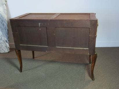 Commode en placage en feuillage d'acajou...