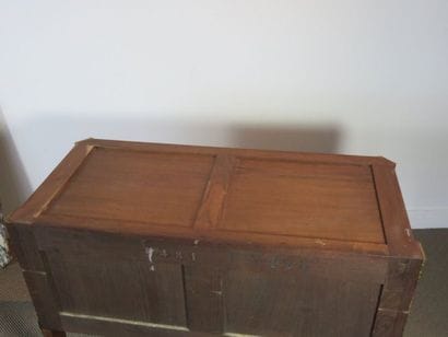 Commode en placage en feuillage d'acajou...