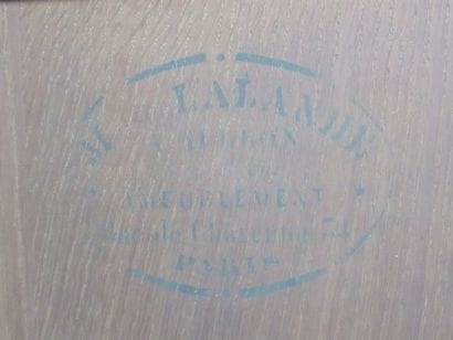 Commode en placage en feuillage d'acajou...
