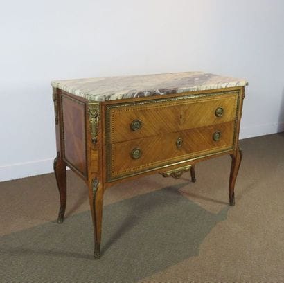 Commode en placage en feuillage d'acajou...