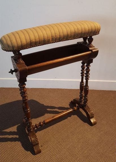 Table tricoteuse en hêtre tourné et sculpté....