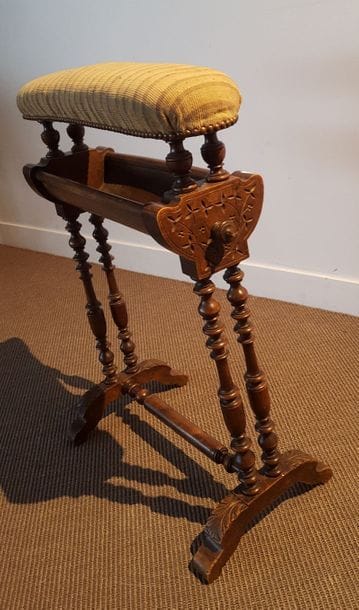 Table tricoteuse en hêtre tourné et sculpté....