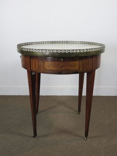 Table bouillotte en marqueterie à décor de...