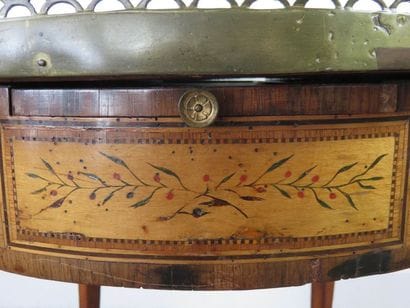 Table bouillotte en marqueterie à décor de...