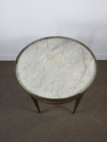 Table bouillotte en marqueterie à décor de...