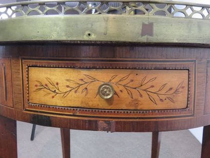 Table bouillotte en marqueterie à décor de...
