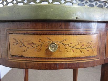 Table bouillotte en marqueterie à décor de...