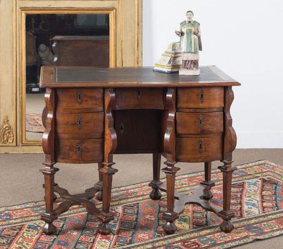 Bureau Mazarin en merisier. Il ouvre à six...