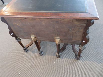 Bureau Mazarin en merisier. Il ouvre à six...