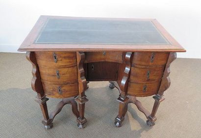Bureau Mazarin en merisier. Il ouvre à six...