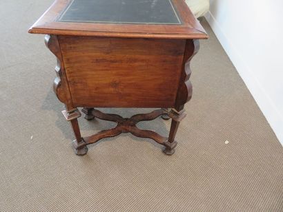 Bureau Mazarin en merisier. Il ouvre à six...