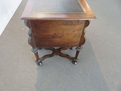Bureau Mazarin en merisier. Il ouvre à six...