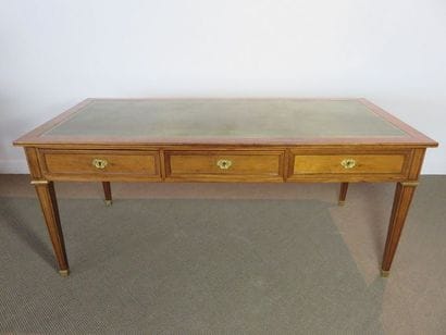Important bureau plat en placage d’acajou,...