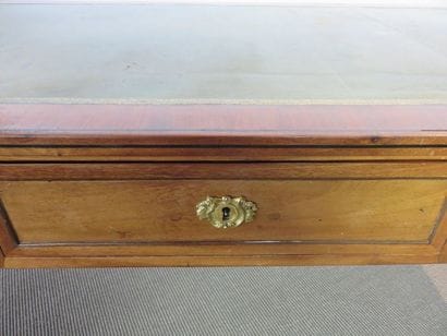 Important bureau plat en placage d’acajou,...