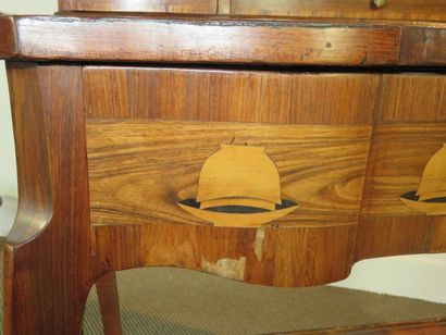 Bureau bonheur du jour en placage de bois...