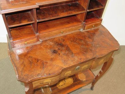 Bureau bonheur du jour en placage de bois...
