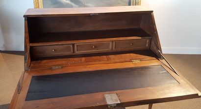 Bureau de pente en noyer et quarts de rond...