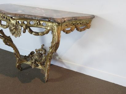 Console en bois sculpté et doré. Ceinture...