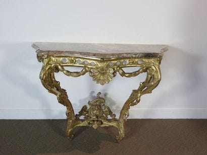 Console en bois sculpté et doré. Ceinture...