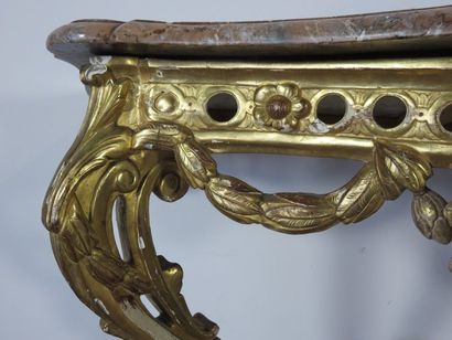 Console en bois sculpté et doré. Ceinture...