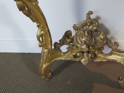 Console en bois sculpté et doré. Ceinture...