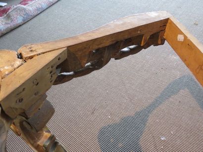 Console en bois sculpté et doré. Ceinture...
