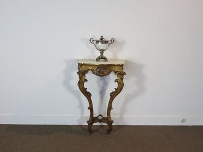 Petite console en bois sculpté, mouluré et...