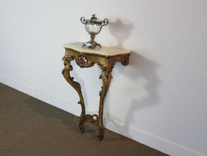 Petite console en bois sculpté, mouluré et...