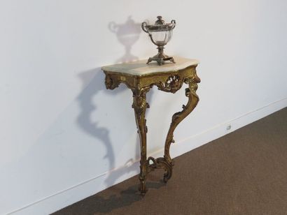 Petite console en bois sculpté, mouluré et...