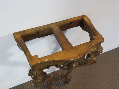 Petite console en bois sculpté, mouluré et...